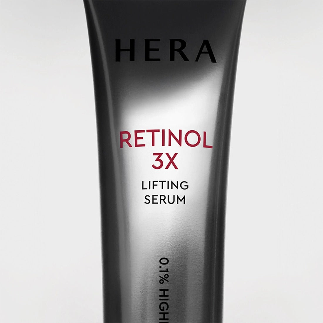 HERA Retinol 3X Lifting Serum 25ml, flacon noir et blanc sur fond clair, marque HERA visible, détail produit