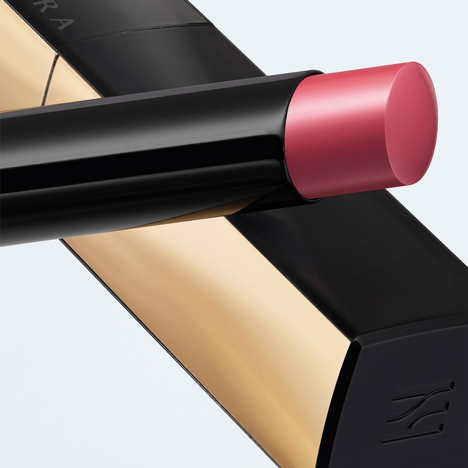 HERA Rouge Clasyy 3.5g HERA, rouge à lèvres rosé dans un tube noir, sur fond clair, maquillage moderne.