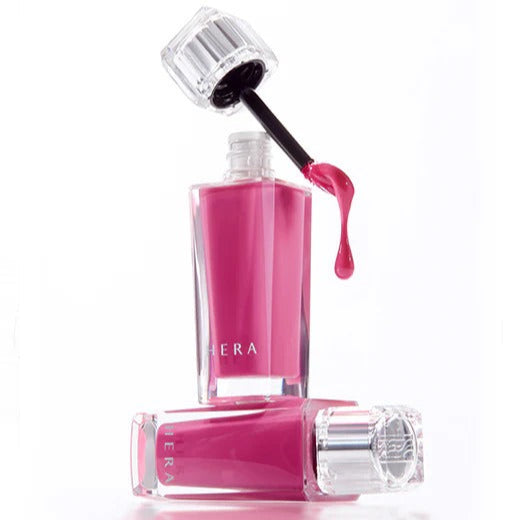 HERA Sensual Fiting Glow Tint 5g de HERA, flacon et goutte sur fond blanc, visuel maquillage éclatant.