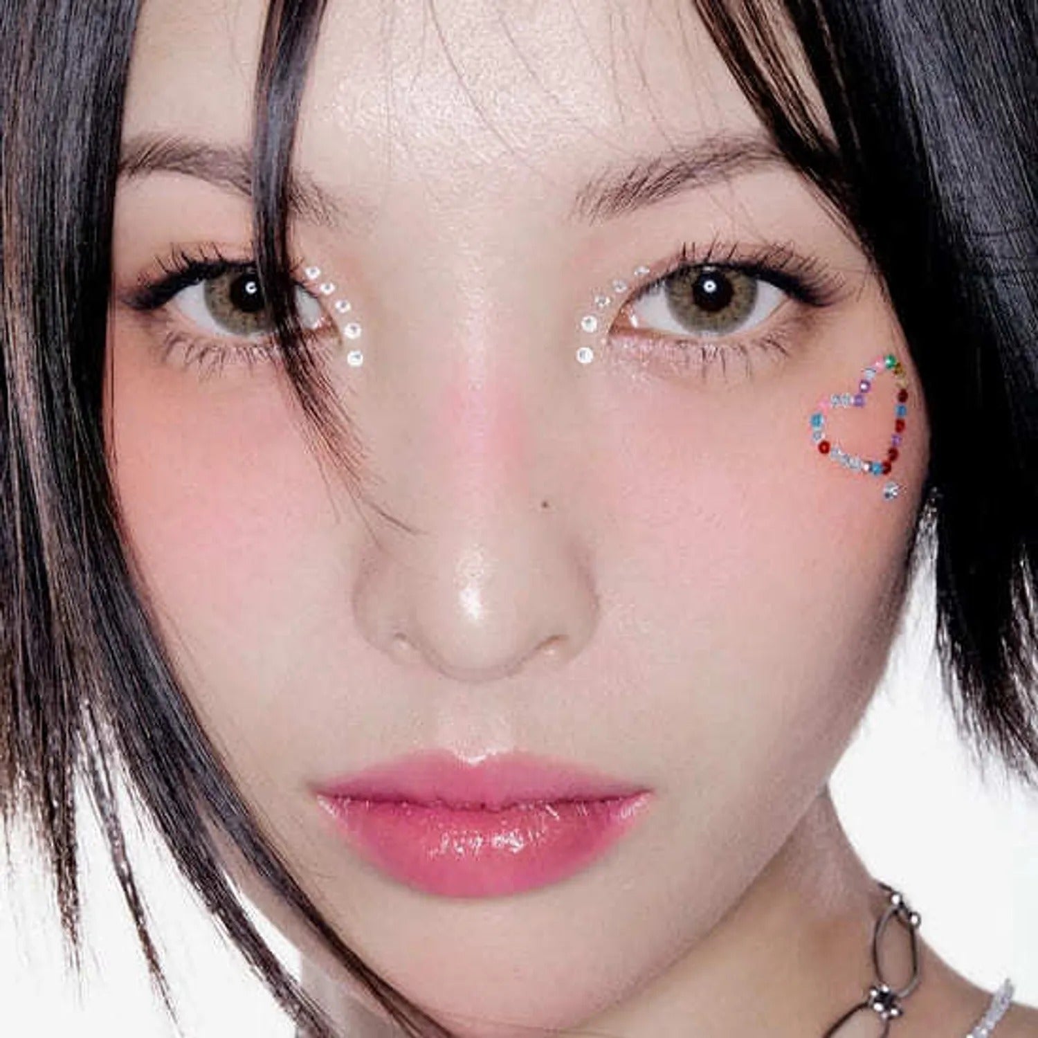 Décris l'image en français en mentionnant le produit, la marque et le contexte visuel : HERA Sensual Fiting Glow Tint 5g sur maquillage de femme