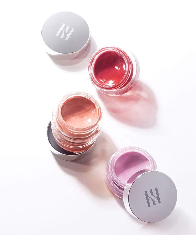 HERA Sensual Lip & Cheek 7g : pots de maquillage NY, teintes rosées et violettes sur fond clair, gros plan.