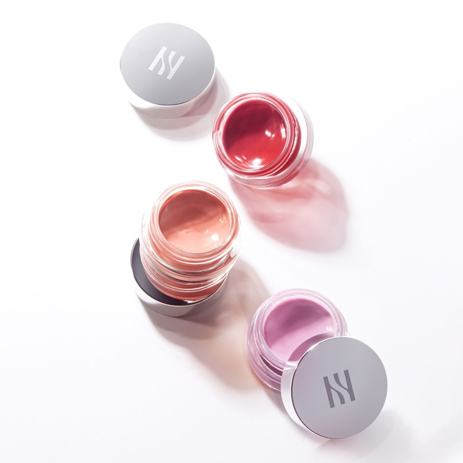 HERA Sensual Lip & Cheek 7g : pots de maquillage NY, teintes rosées et violettes sur fond clair, gros plan.