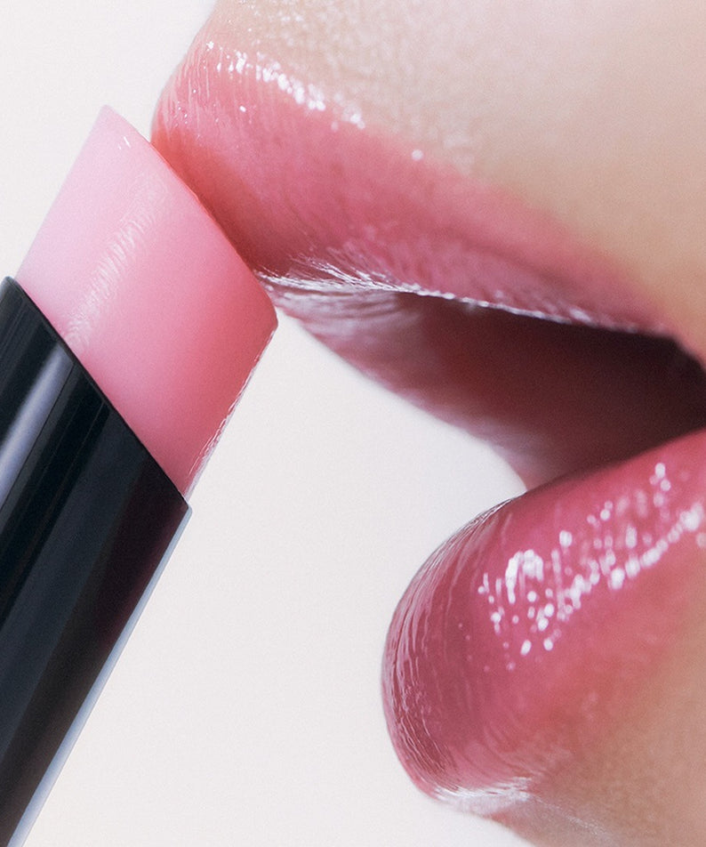 HERA Sensual Nude Balm 3.5g, baume lèvres nude rose, tube noir, gros plan sur texture brillante, marque HERA