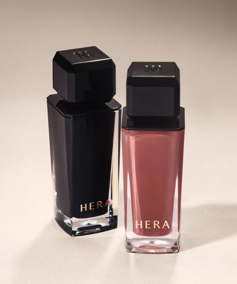 HERA  Sensual Nude Gloss 5g de HERA, sur fond clair, tube nude brillant en gros plan, ambiance maquillage.