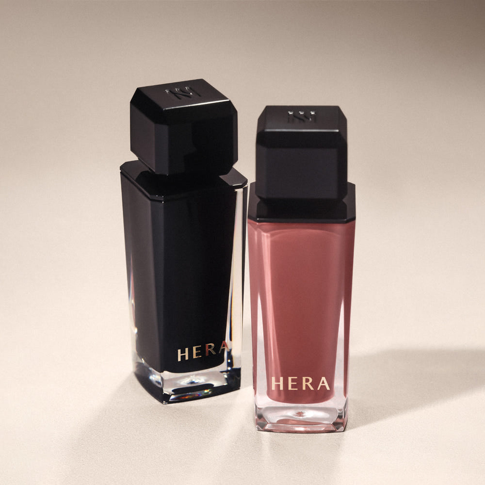 HERA  Sensual Nude Gloss 5g de HERA, sur fond clair, tube nude brillant en gros plan, ambiance maquillage.
