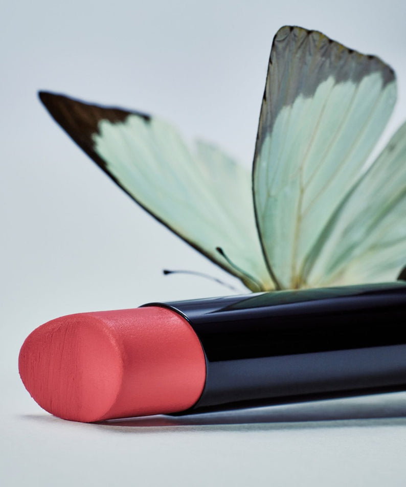 HERA Sensual Powder Matte Lipstick 3g de HERA, rouge mat sur fond clair, gros plan avec packaging et texture