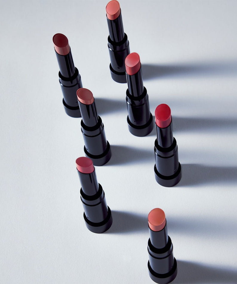 HERA Sensual Powder Matte Lipstick 3g, pack de rouges à lèvres HERA sur fond clair, contexte maquillage studio