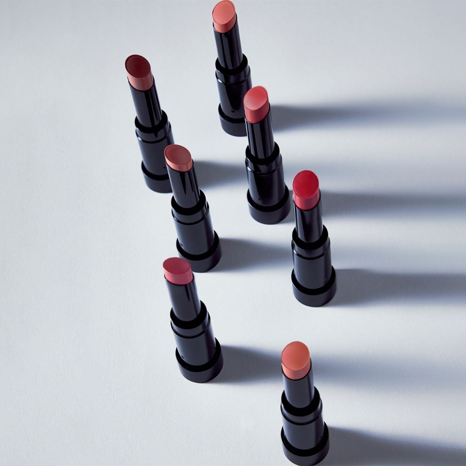 HERA Sensual Powder Matte Lipstick 3g, pack de rouges à lèvres HERA sur fond clair, contexte maquillage studio