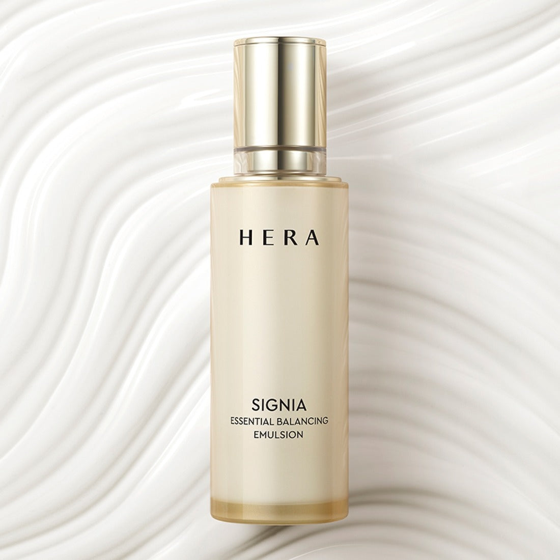 Décris l'image en français mentionnant HERA Signa Essentail Balancing Emulsion 150ml, marque HERA, flacon sur fond texturé blanc