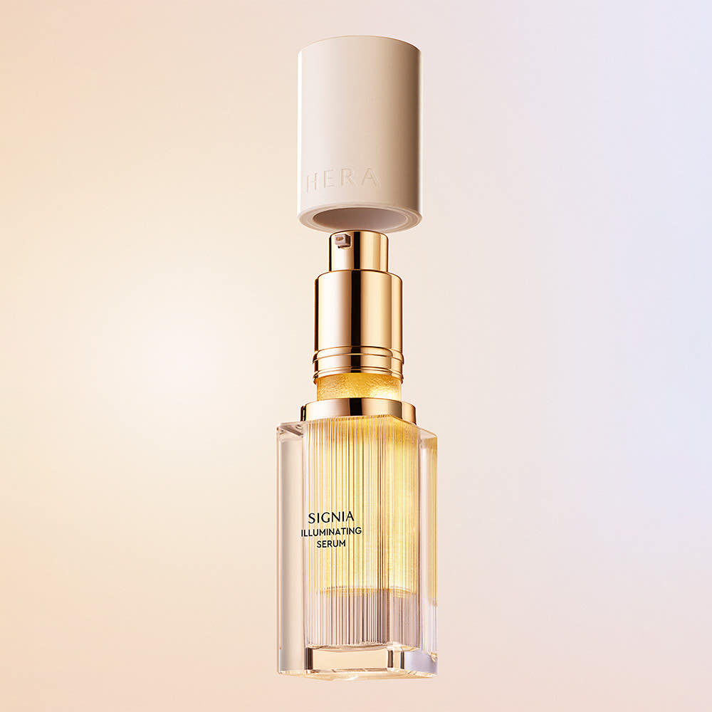 Décris l'image en français: HERA  Signia Illuminating Serum 30ml de la marque HERA, flacon doré sur fond clair.