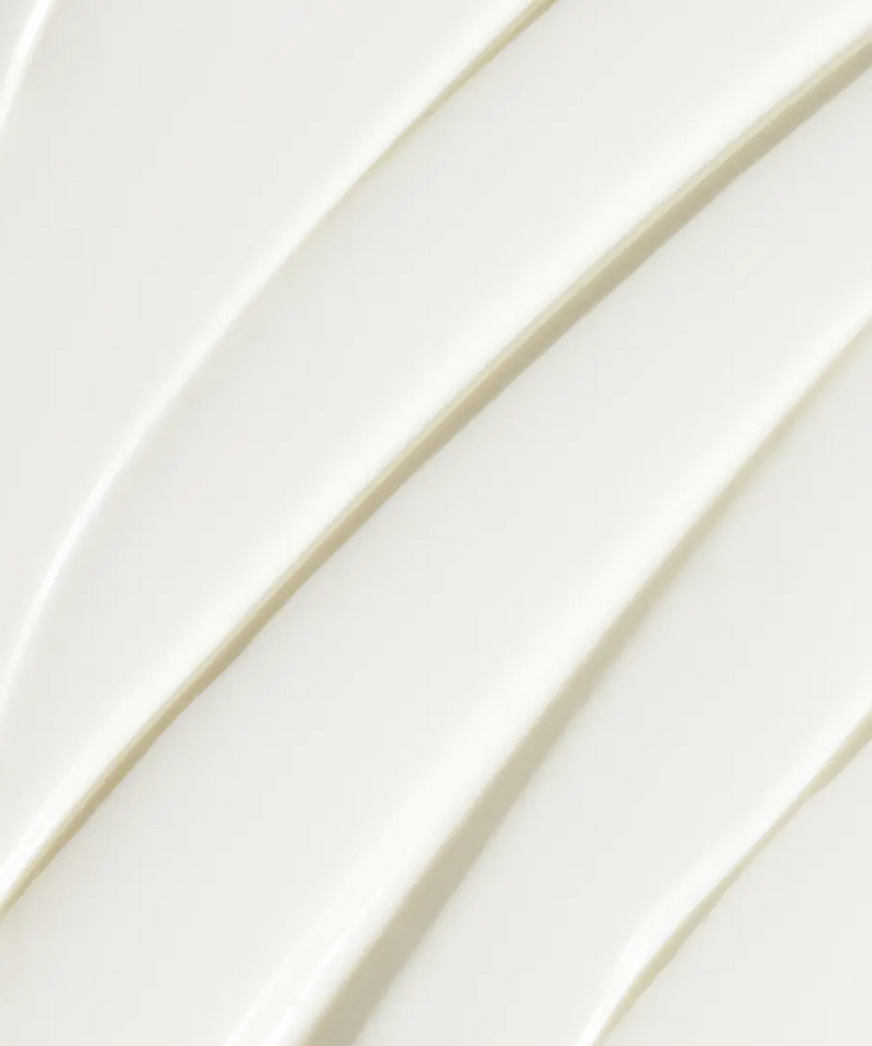 Décris l'image en français: HERA UV Protector Extreme-Force Leports SPF50+PA++++ de HERA, texture crème crème blanche.