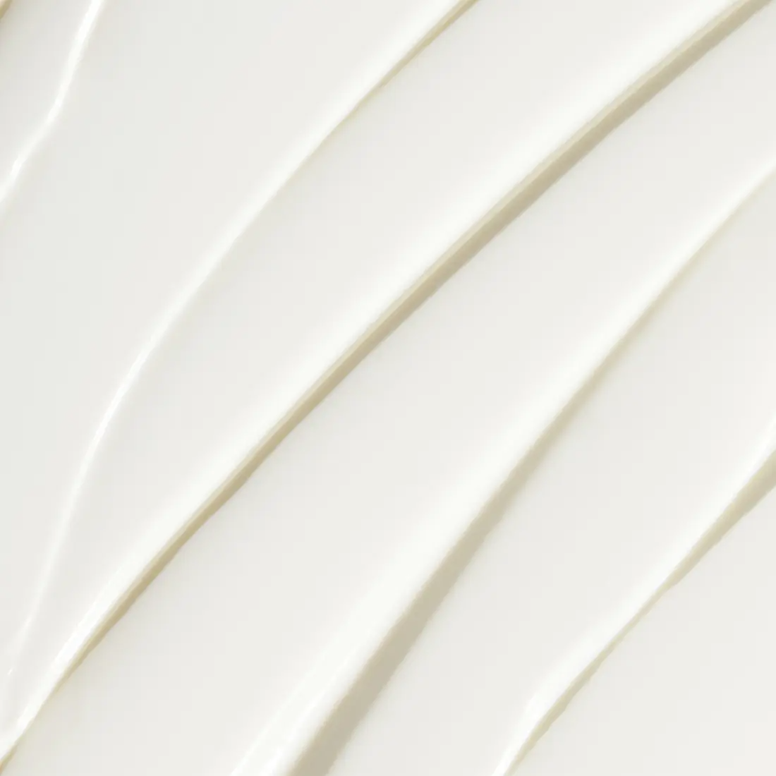 Décris l'image en français: HERA UV Protector Extreme-Force Leports SPF50+PA++++ de HERA, texture crème crème blanche.