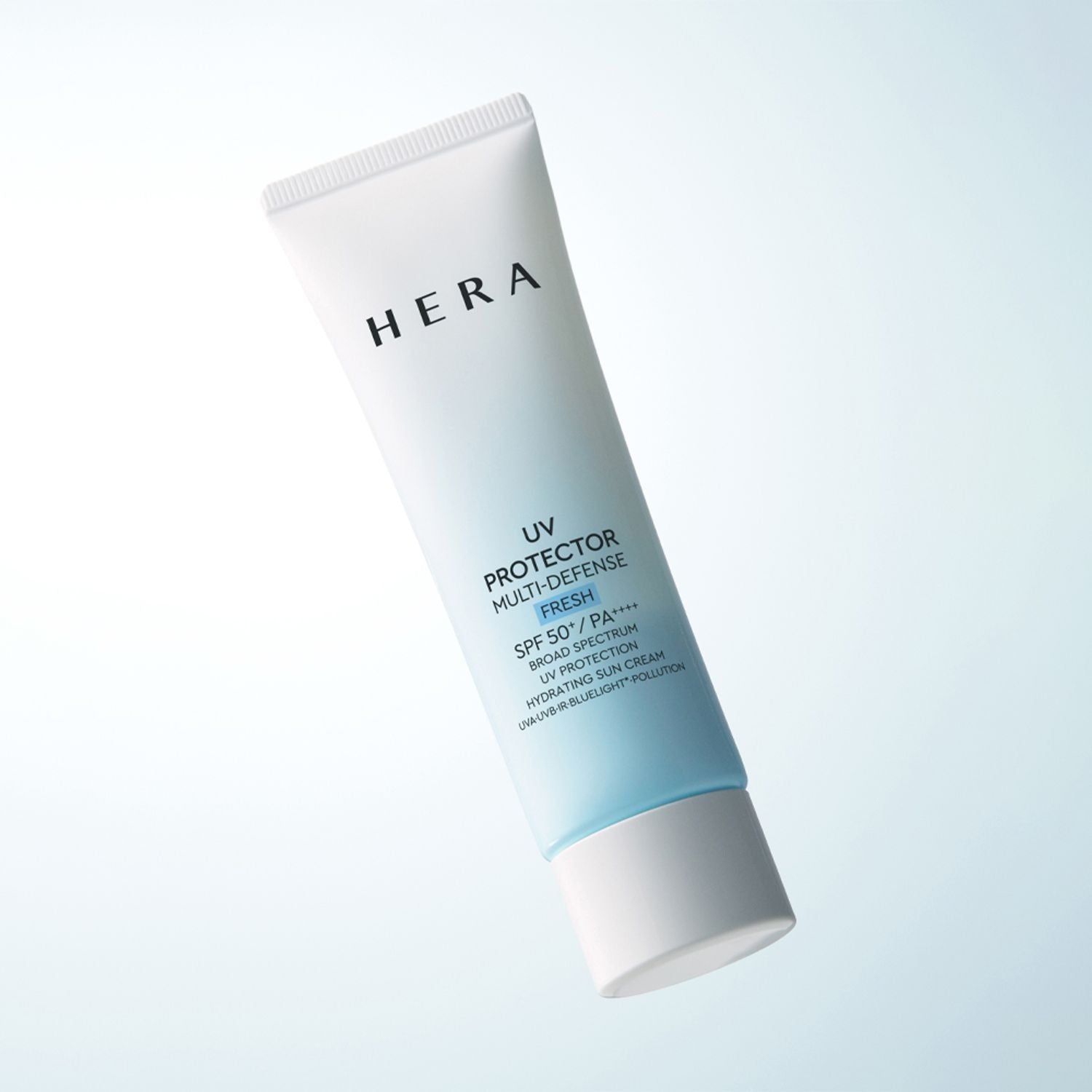 HERA UV Protector Multi-Defense Fresh SPF50+PA++++ 50ml : tube de protection solaire HERA sur fond bleu clair