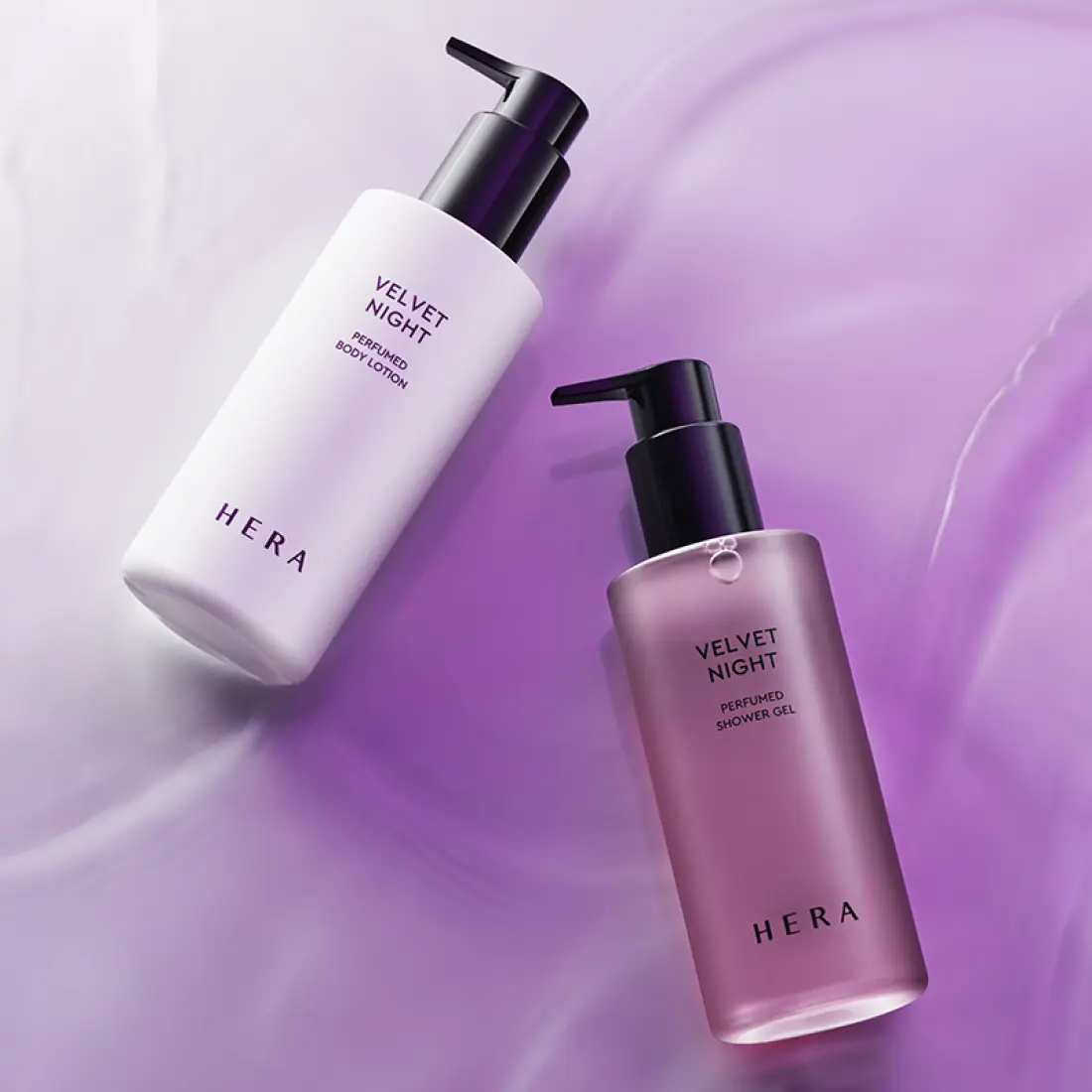HERA Velvet Night Perfumed Body Lotion 230ml : flacon sur fond lavande, en contexte beauté, marque HERA, vaporisateur