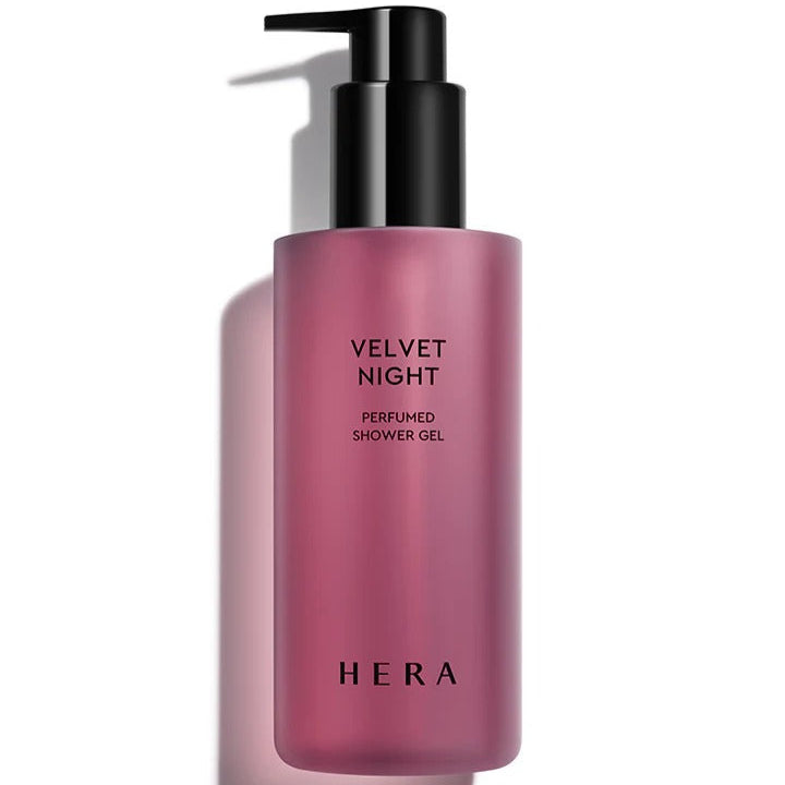 HERA Velvet Night Perfumed Shower Gel 250g, gel douche velours violet avec pompe noire, sur fond clair.