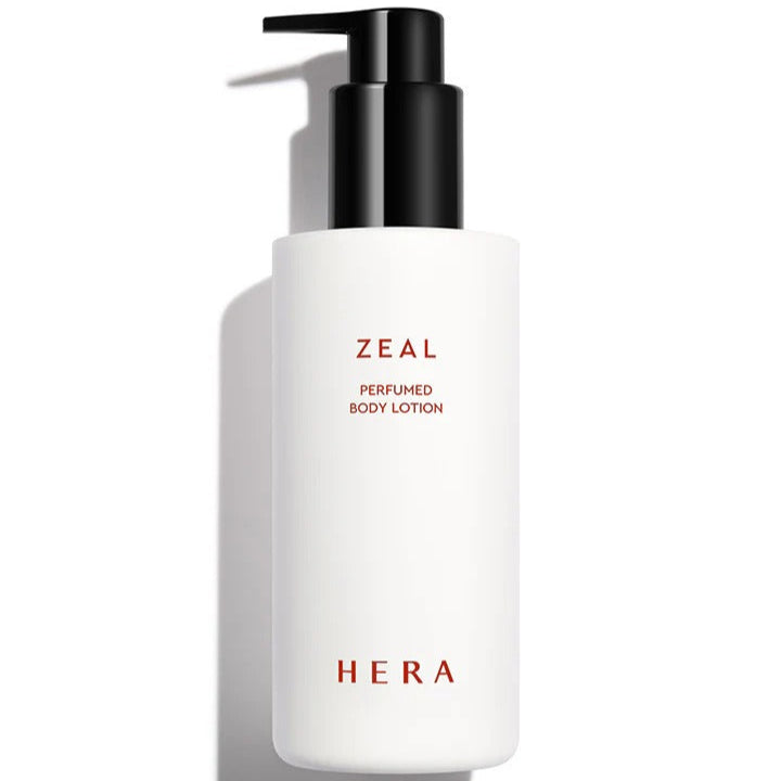 HERA Zeal Blooming Perfumed Body Lotion 230ml de HERA, lotion corps parfumée sur fond blanc, flacon pompe noir.