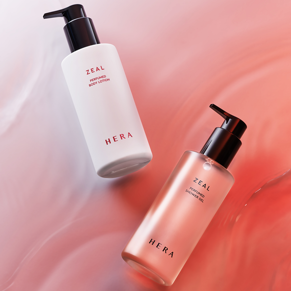 HERA Zeal Blooming Perfumed Body Lotion 230ml de HERA, flacons sur fond rose abstrait, texture crème parfumée