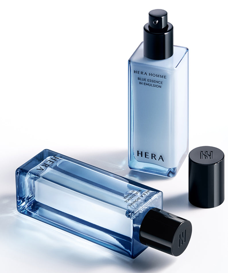 Flacons de HERA Homme Blue Essence In Toner 125ml élégamment disposés, idéaux pour la routine beauté masculine.