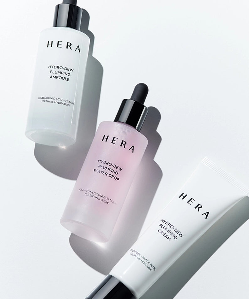 Alt Tag: HERA Hydro-Dew Pluming Water Drop 50ml pour une peau hydratée et éclatante, flacon sur fond lumineux.