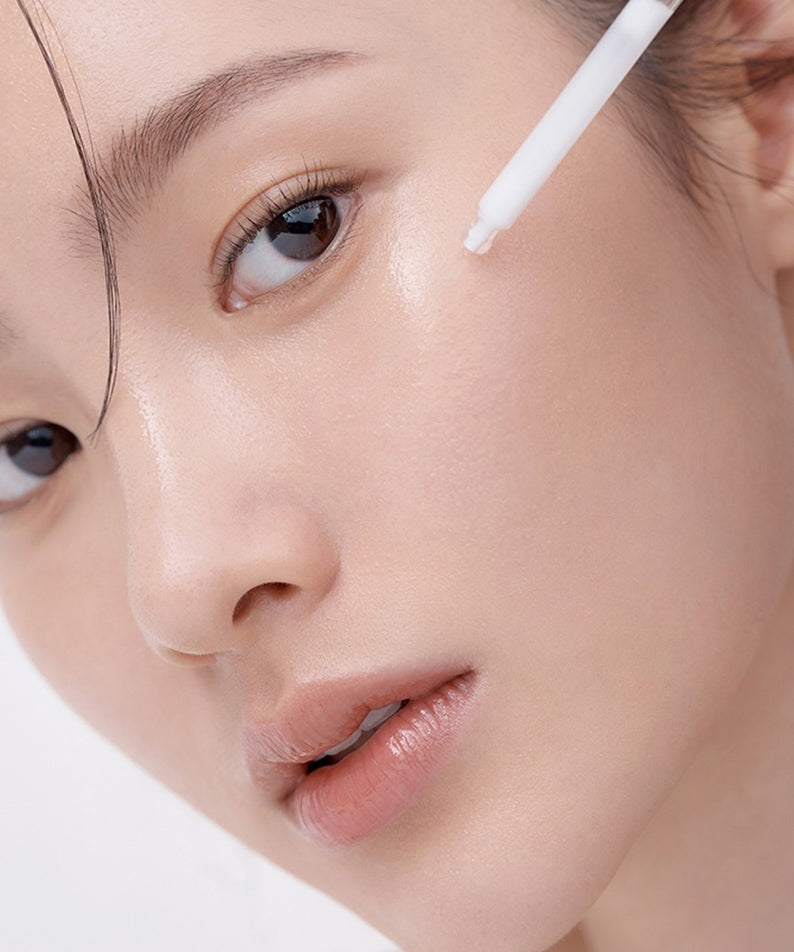 Application du HERA Hydro-Dew Plumping Ampoule 50ml sur la peau pour un effet repulpant et hydratant.