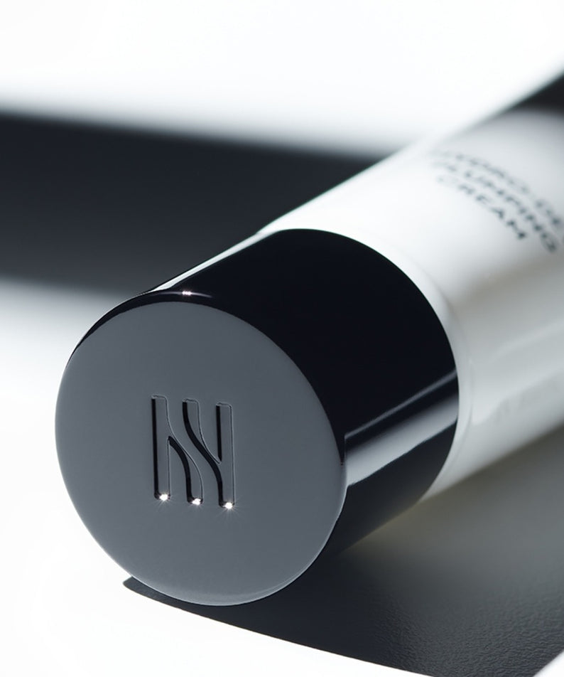 Crème HERA Hydro-Dew Plumping 50ml, packaging élégant, produit de soin pour hydratation et éclat de la peau.