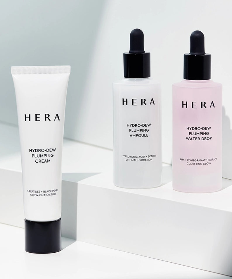 Produits HERA Hydro-Dew incluant la HERA Hydro-Dew Plumping Cream 50ml, montré avec sérum et eau tonifiante. Soins peau hydratants.