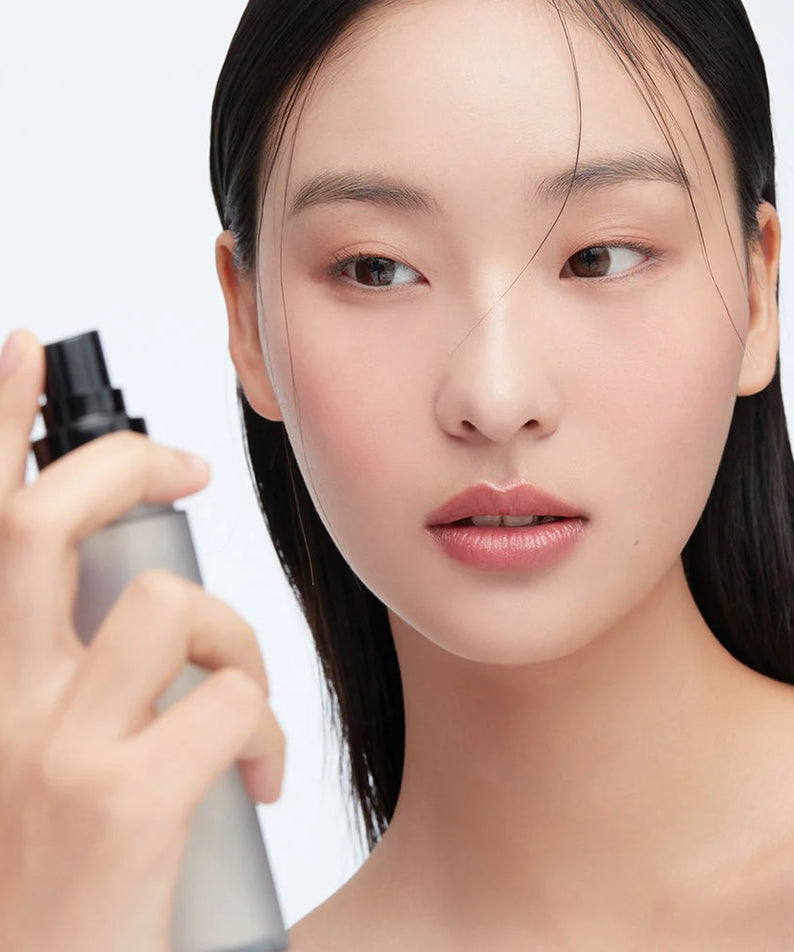 Modèle utilisant le HERA Make Up Fixer 80ml pour un maquillage parfait et longue tenue.