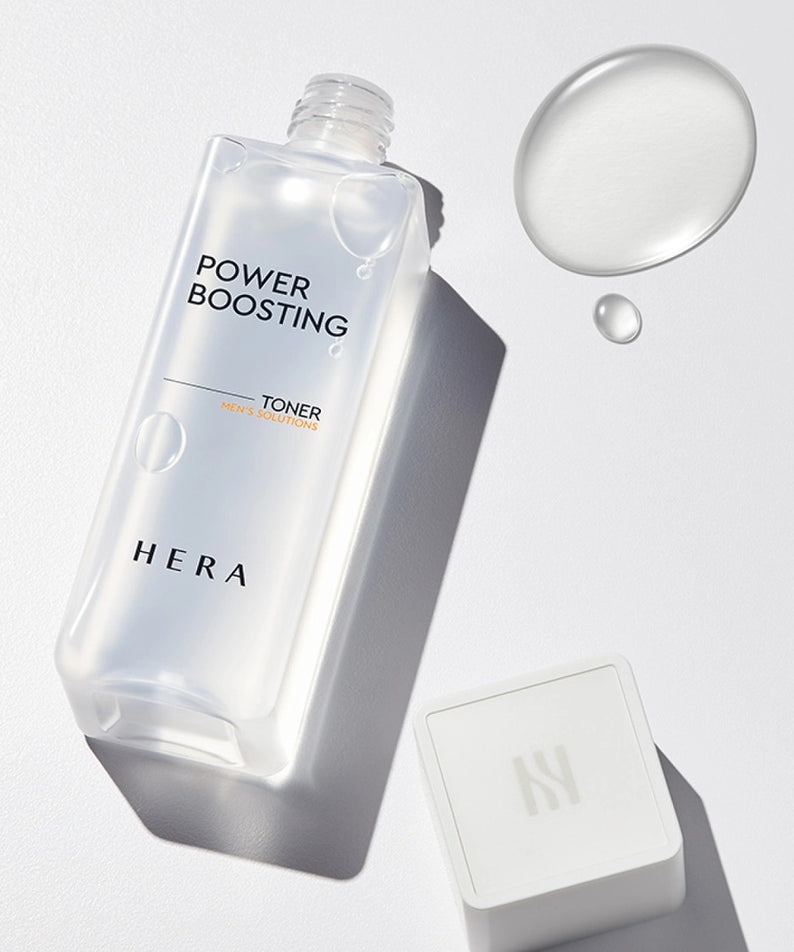 Bouteille de HERA Power Boosting Toner 150ml, élixir revitalisant pour la peau, flacon translucide sur fond blanc.