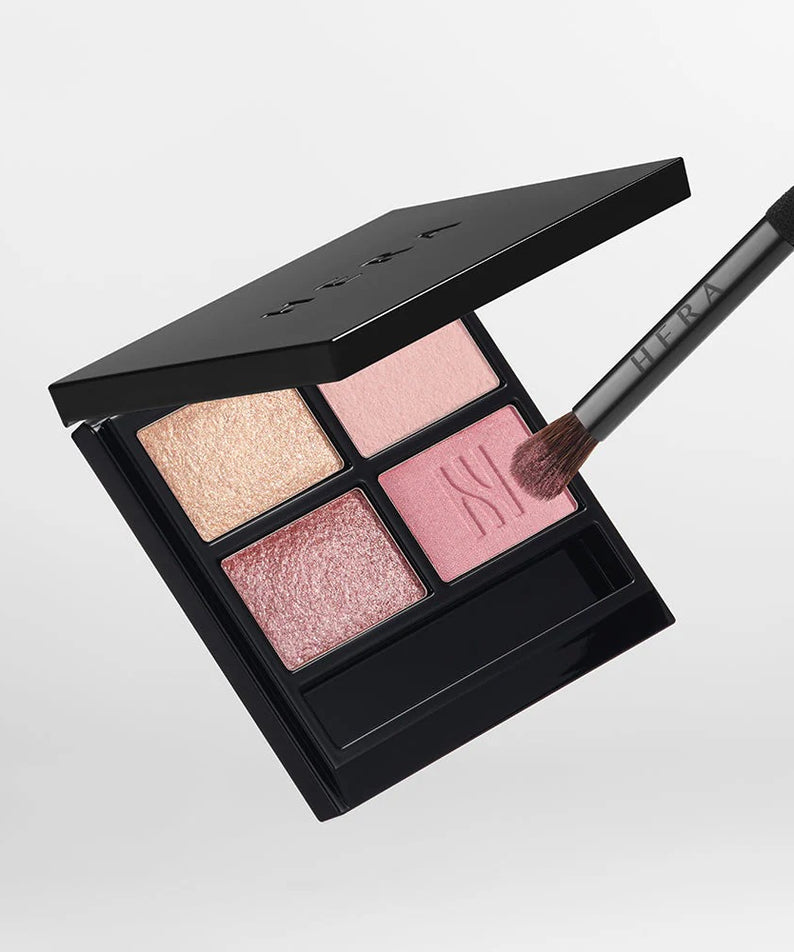 Palette HERA Quad Eye Color avec pinceau, quatre teintes pigmentées idéales pour un maquillage des yeux éclatant. 