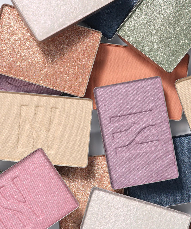 Palette d'ombres à paupières HERA Quad Eye Color avec une variété de teintes chatoyantes. Compact et élégamment conçu.