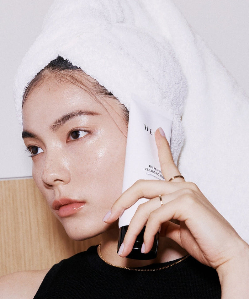 Femme utilisant HERA Refreshing Cleansing Foam 160g pour une peau rayonnante.