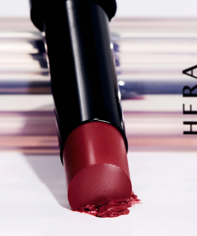 Rouge à lèvres HERA Sensual Tinted Shine Stick 3.5g, couleur vive et brillante, sur fond dégradé élégant.