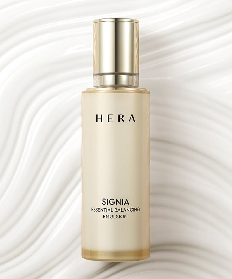 HERA Signa Essentail Balancing Emulsion 150ml sur fond texturé en blanc, soin hydratant pour une peau équilibrée et radieuse.