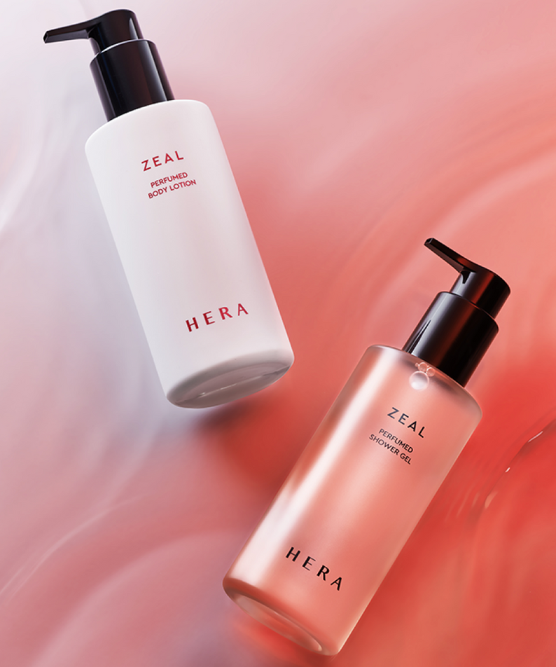 Deux flacons de HERA Zeal Blooming Perfumed Body Lotion 230ml sur fond rose élégant.