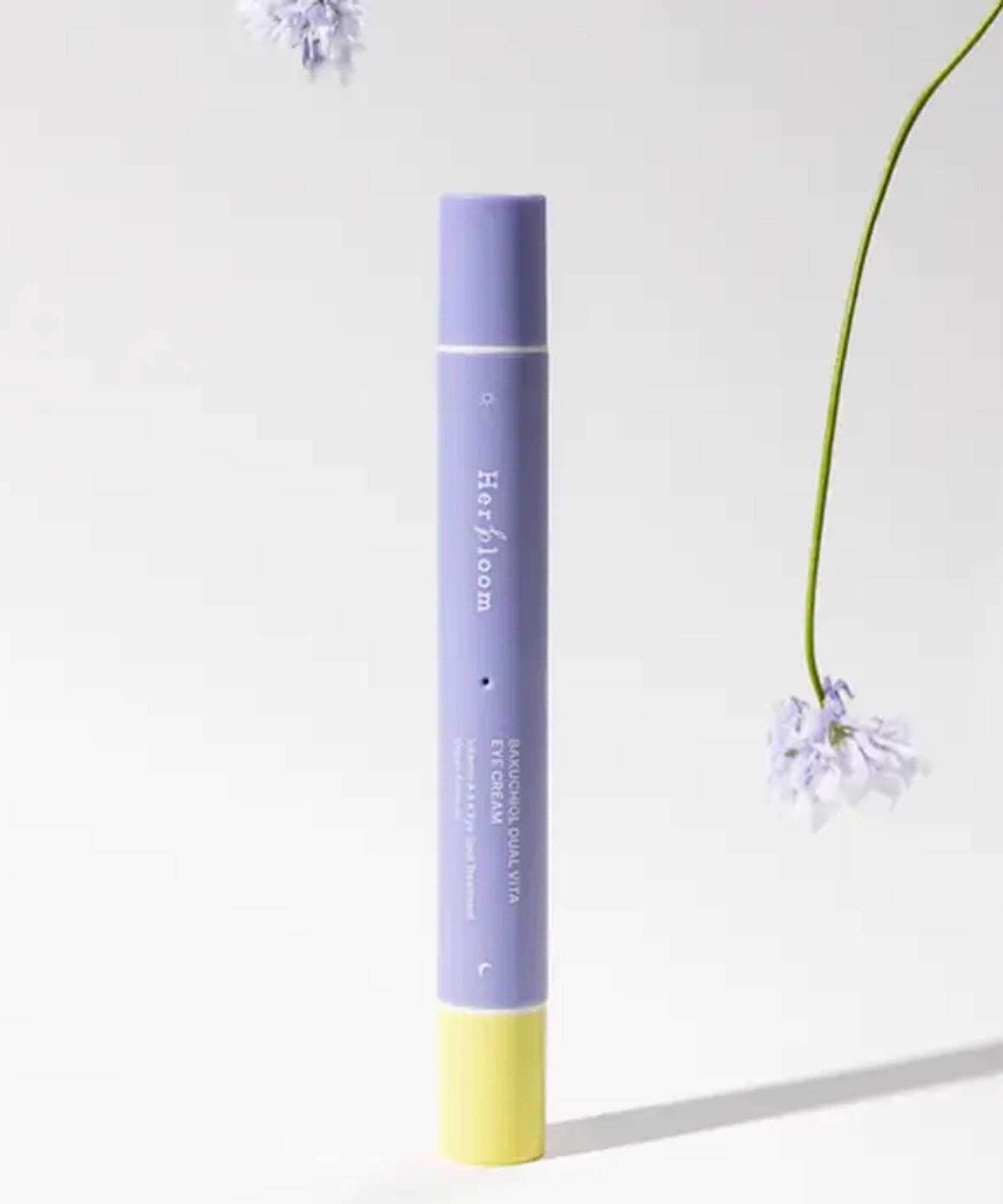 HERBLOOM  Bakuchiol Dual Vita Eye Cream : flacon bleu et jaune sur fond clair, fleurs délicates en décor visuel