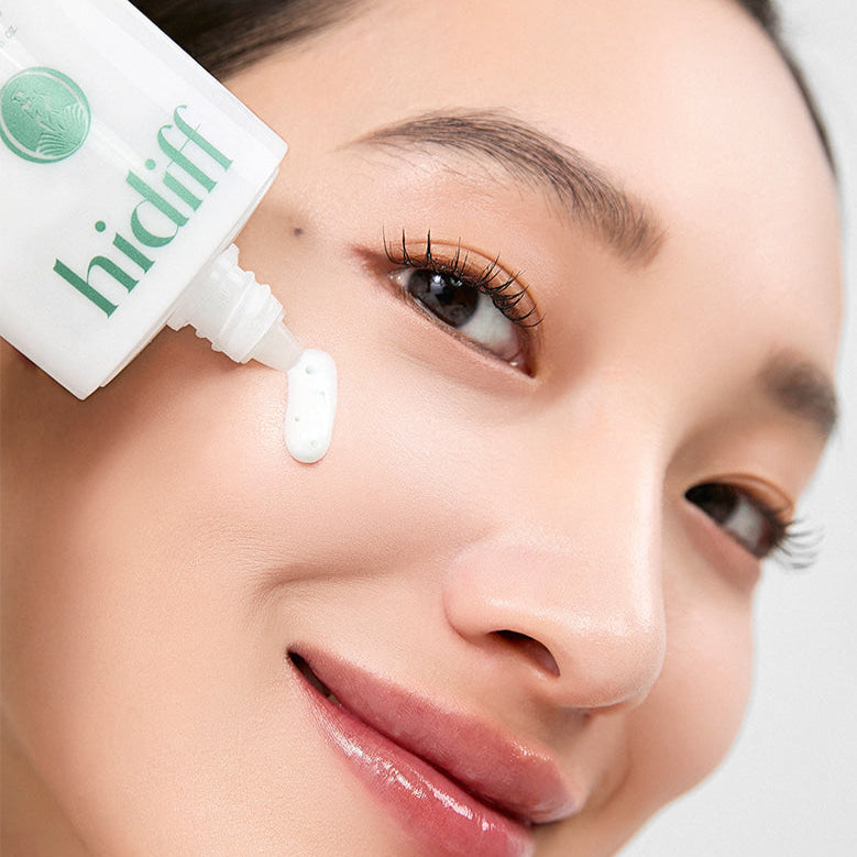 HIDIFF Pure Tone Capsule Sunscreen : sérum solaire en capsules appliqué sur le visage, gros plan produit et peau