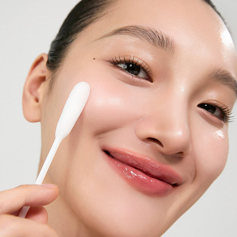 HIDIFF Royal Soft Clean Kit : femme applique un coton sur le visage, routine beauté à la marque HIDIFF, fond clair.