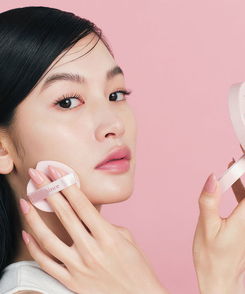 HINCE  Cover Master Pink Cushion, coussin rose maquillage sur fond rose, visuel produit beauté HINCE avec application