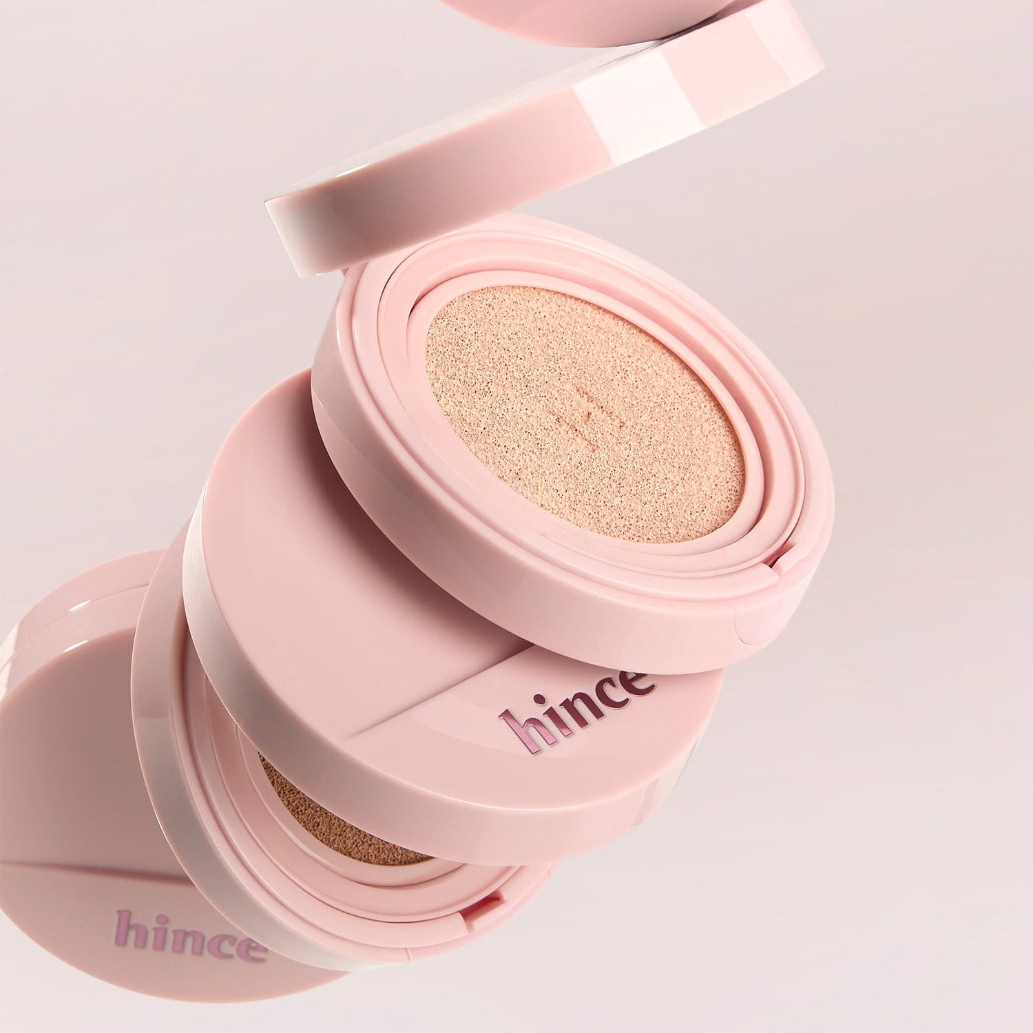 HINCE  Cover Master Pink Cushion de HINCE, coussin rose maquillage avec texture pailletée, maquillage en gros plan
