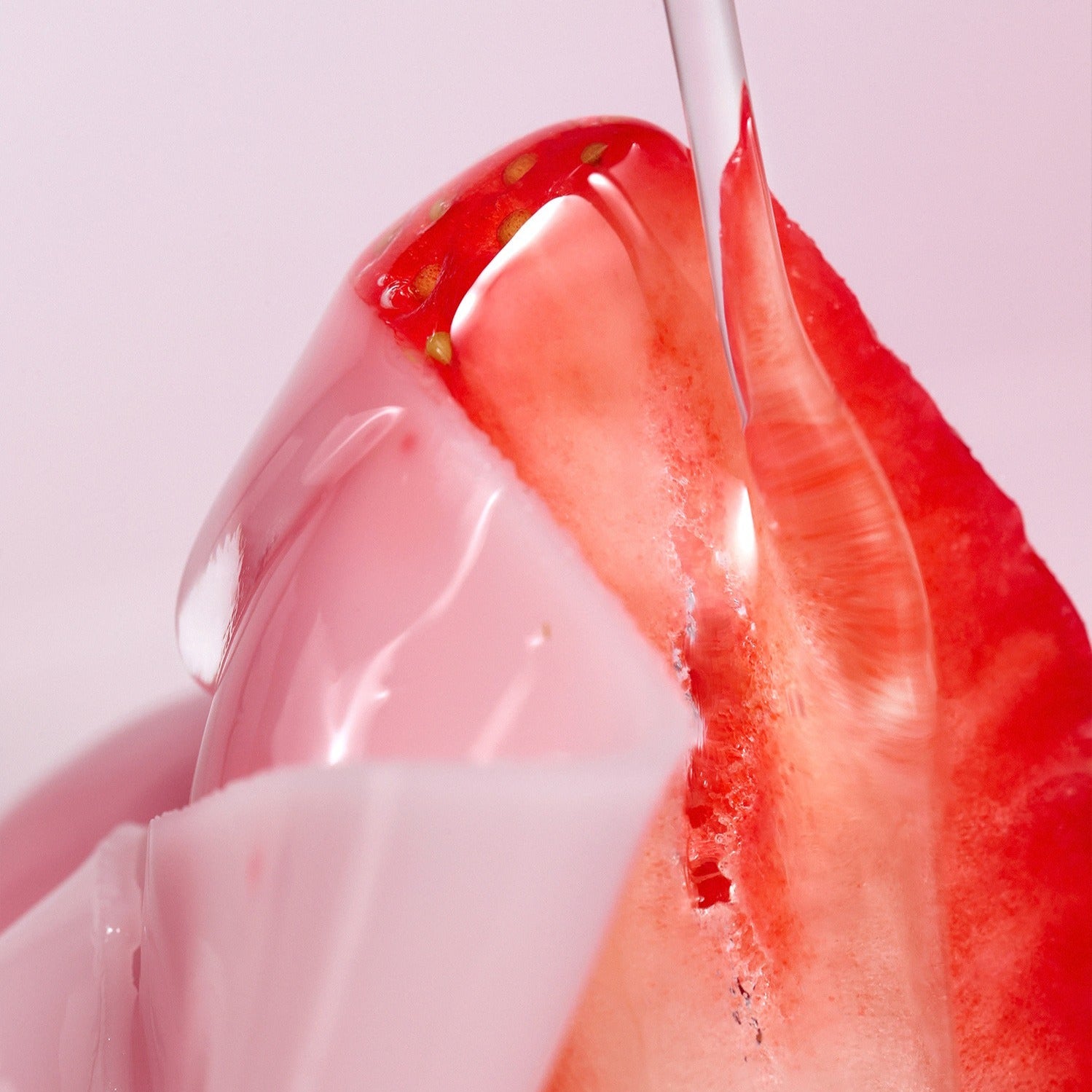 HINCE Kingberry Vita Collagen Mask 37g, marque HINCE, masque visage collagène en gel rouge sur fond rose, gros plan.