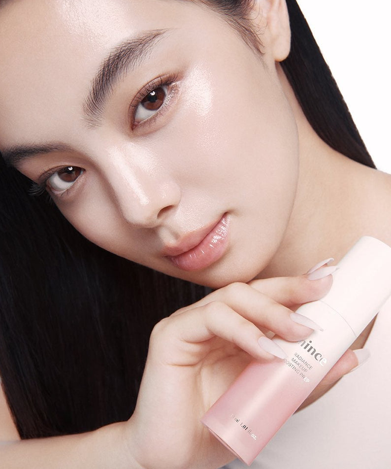 HINCE  Radiance Makeup Boosting Prep 30ml, la marque HINCE sur peau éclatante, visage féminin tenant le flacon