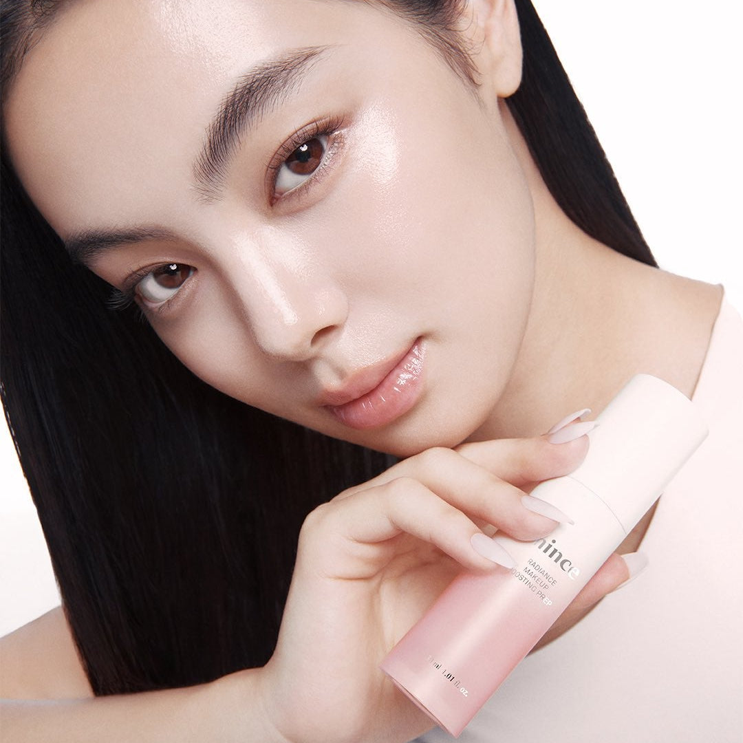 HINCE  Radiance Makeup Boosting Prep 30ml, la marque HINCE sur peau éclatante, visage féminin tenant le flacon