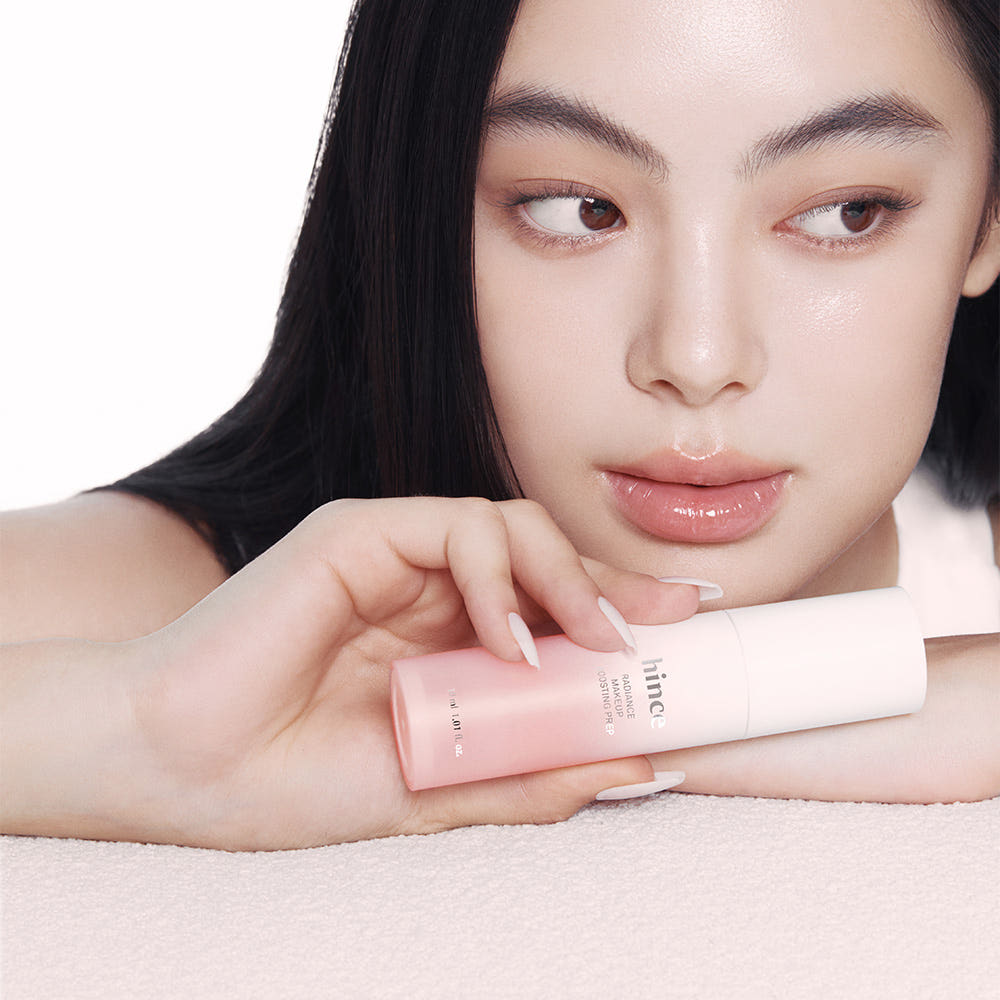 HINCE  Radiance Makeup Boosting Prep 30ml, tube sur peau lumineuse, femme maquillage, fond clair.