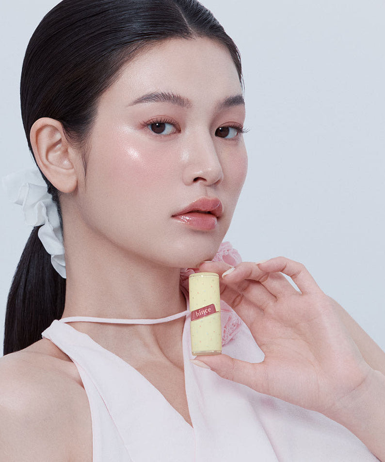 HINCE  Raw Glow Gel Tint : tube sur peau lisse, maquillage glow, modèle visage gros plan, fond clair