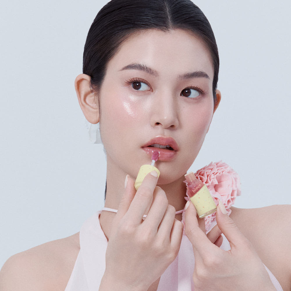 HINCE  Raw Glow Gel Tint : visage maquillé, texture gel et éclat rosé, application sur peau claire, fond clair