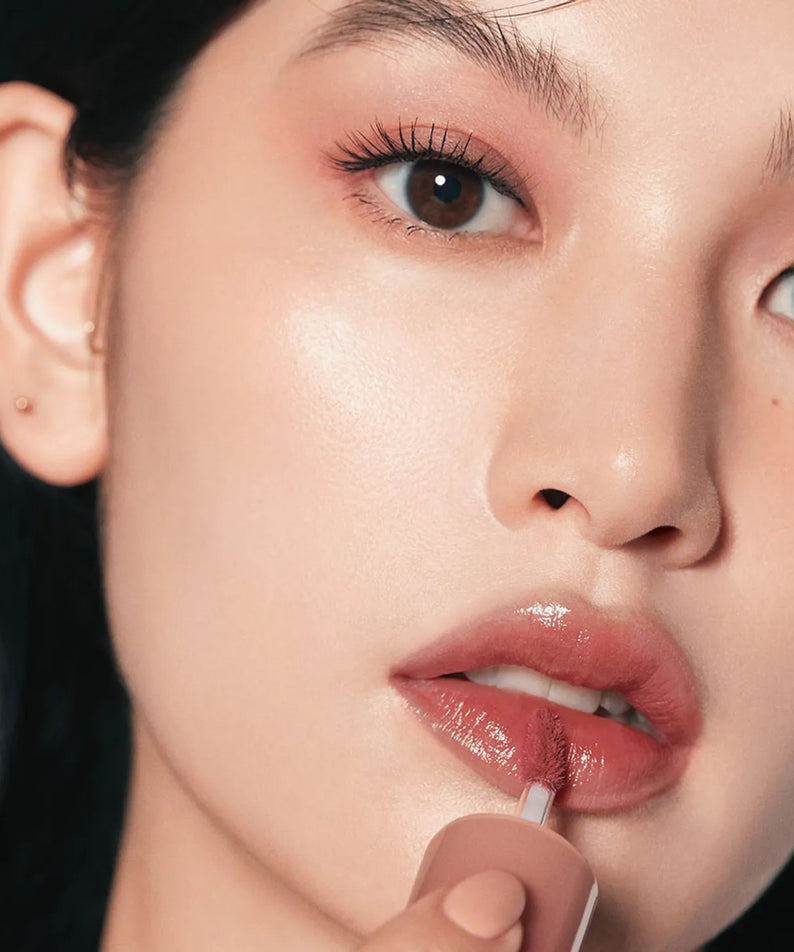 HINCE  Raw Glow Gel Tint, gros plan sur lèvres avec gel tint HINCE effet glow, maquillage visage en lumière douce