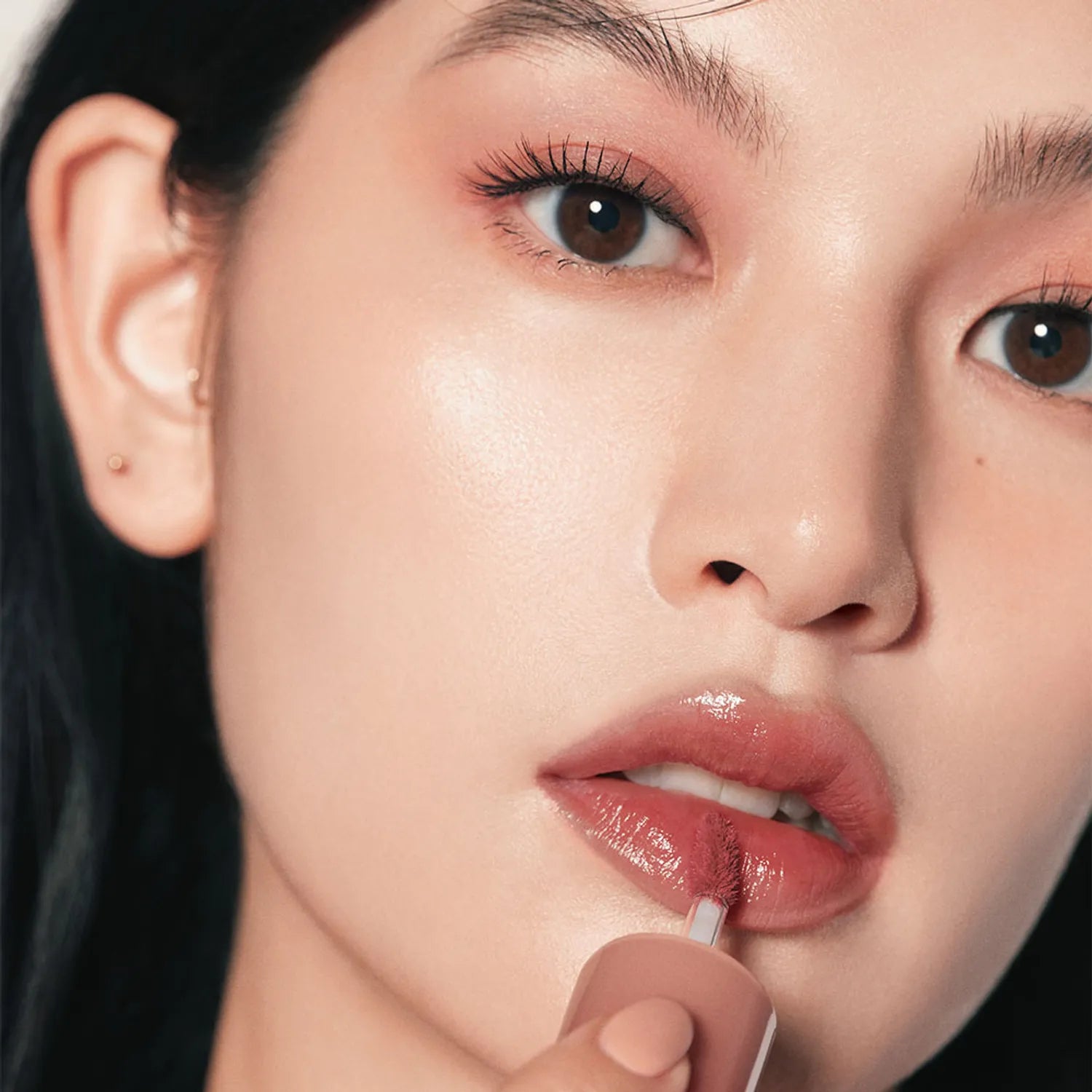 HINCE  Raw Glow Gel Tint, gros plan sur lèvres avec gel tint HINCE effet glow, maquillage visage en lumière douce