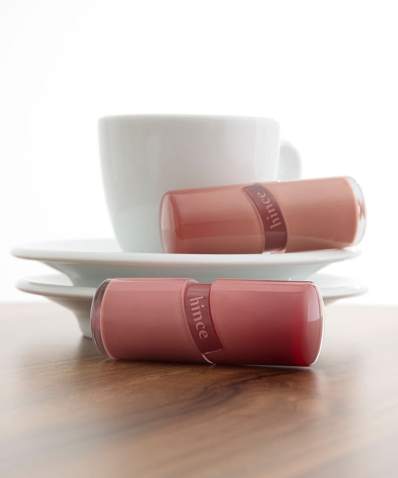 HINCE  Raw Glow Gel Tint, tube rose sur fond clair avec tasse, gel teint low glow de la marque HINCE