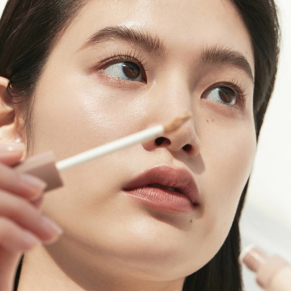 Portrait maquillage : HINCE Second Skin Cover Concealer appliqué au pinceau, marque HINCE, peau naturelle et éclat.