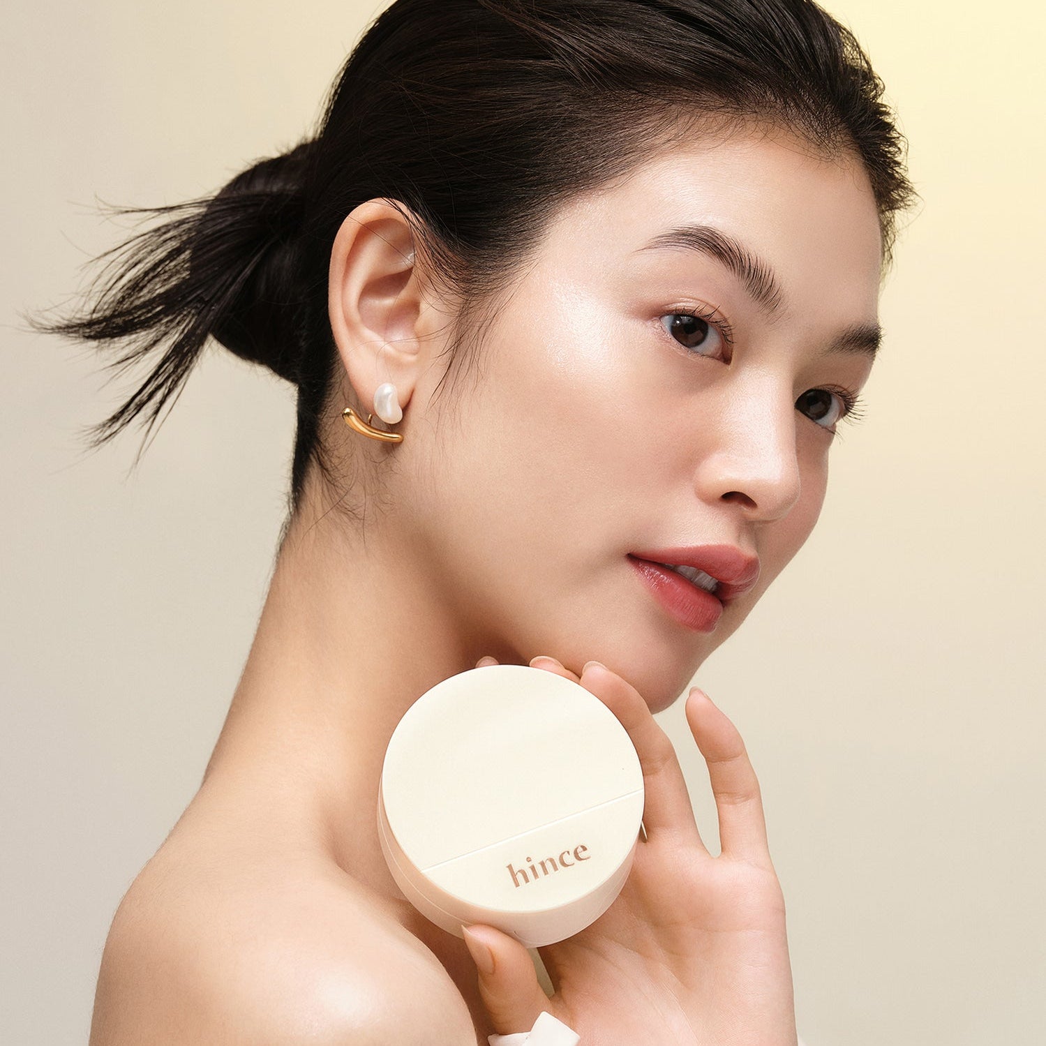HINCE  Second Skin Glow Cushion, coussin glow de la marque HINCE sur une femme au teint lumineux, studio beauté